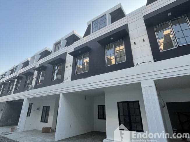 Dijual Rumah Baru 3 Lantai  siap huni