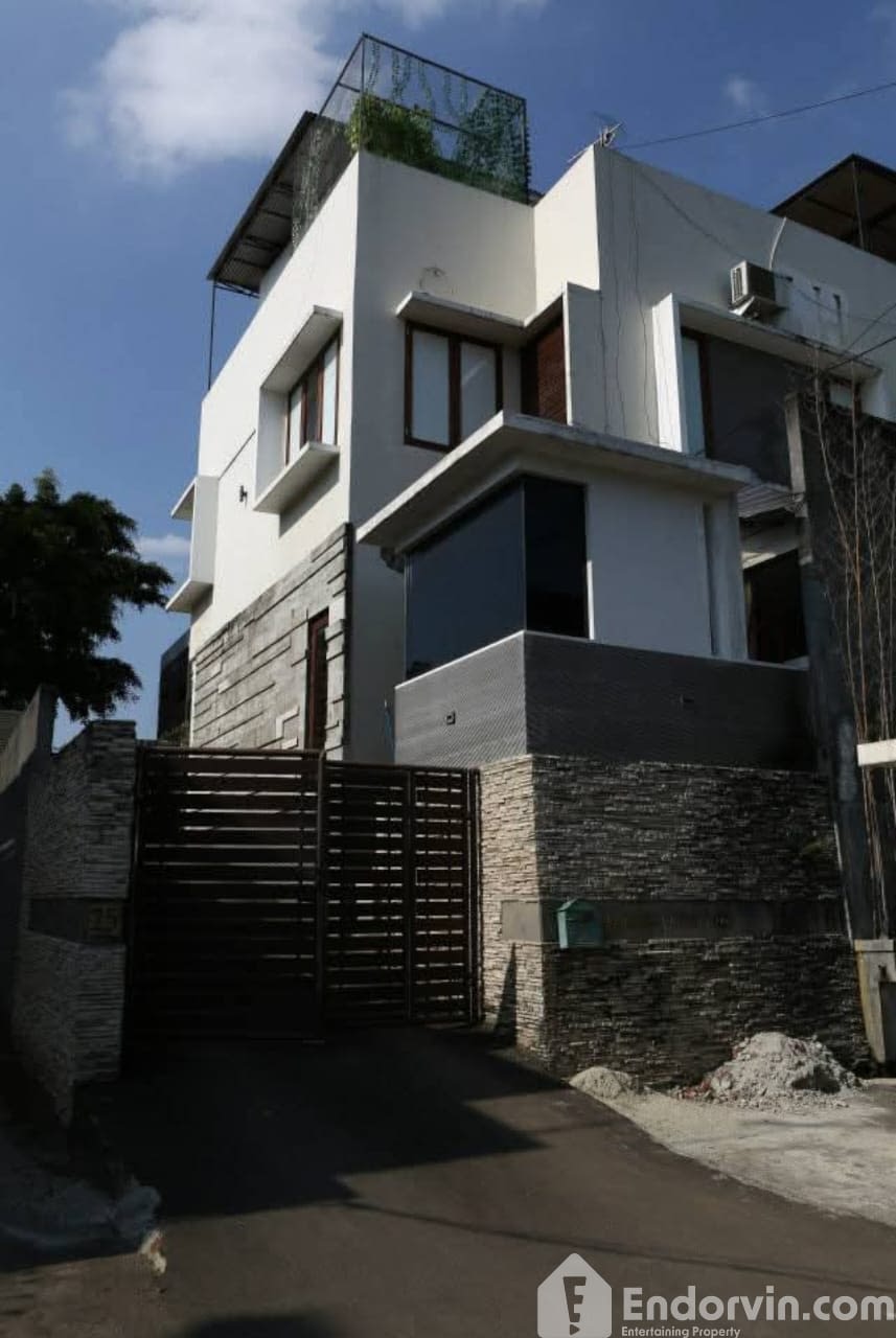 DISEWA KAN RUMAH LANTAI 2 DAN 3 BISA UNTUK KANTOR DAERAH CILANDAK 